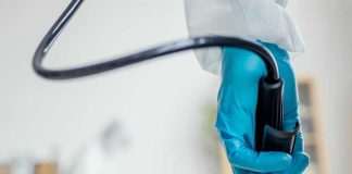 Cancer colorectal : pourquoi encourager le dépistage si le suivi… ne suit pas ? Un médecin qui se prépare à réaliser une coloscopie à la suite d'un dépistage du cancer colorectal revenu poositif .