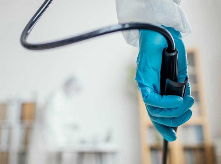 Un médecin qui se prépare à réaliser une coloscopie à la suite d'un dépistage du cancer colorectal revenu poositif .