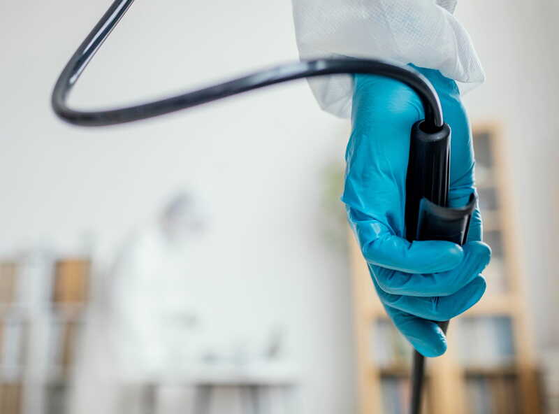 Un médecin qui se prépare à réaliser une coloscopie à la suite d'un dépistage du cancer colorectal revenu poositif .
