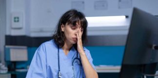 Cancer du sein : les travailleuses de nuit sont-elles plus exposées ? Une infirmière qui travaille de nuit, sans savoir que cela peut dérégler son rythme circadien et augmenter le risque de cancer.