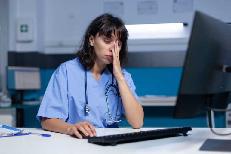 Une infirmière qui travaille de nuit, sans savoir que cela peut dérégler son rythme circadien et augmenter le risque de cancer.