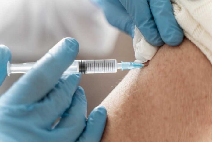 Chikungunya le premier vaccin déjà rattrapé par des effets secondaires graves Ma Santé Le vaccin du Chikungunya administré à un patient.