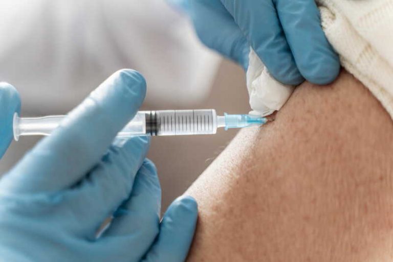 Le vaccin du Chikungunya administré à un patient.