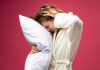 Sommeil : quels sont les principaux facteurs qui perturbent vos nuits ? Une femme qui dort mal cherche à comprendre ce qui perturbe ses nuits.