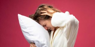 Sommeil : quels sont les principaux facteurs qui perturbent vos nuits ? Une femme qui dort mal cherche à comprendre ce qui perturbe ses nuits.