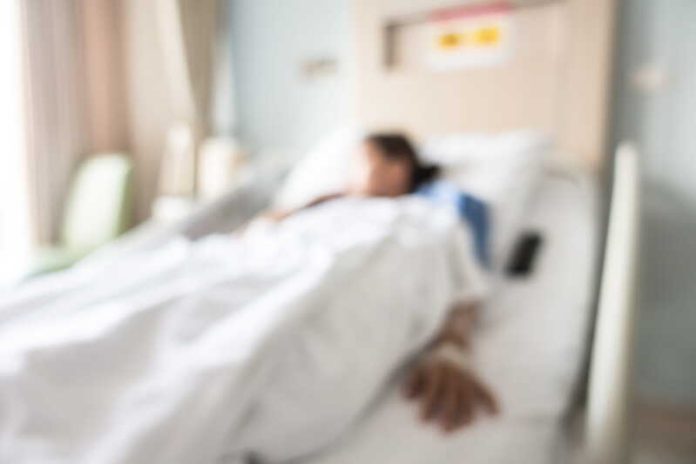 Cluster de méningite comment reconnaître la maladie rapidement premiers symptômes Ma Santé Une jeune fille hospitalisée après avoir contracté une méningite à méningocoque.