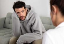 Comment reconnaître un psychopathe ? Un psychopathe qui écoute attentivement son amie, sans ressentir la moindre émotion.