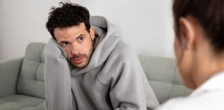 Comment reconnaître un psychopathe ? Un psychopathe qui écoute attentivement son amie, sans ressentir la moindre émotion.