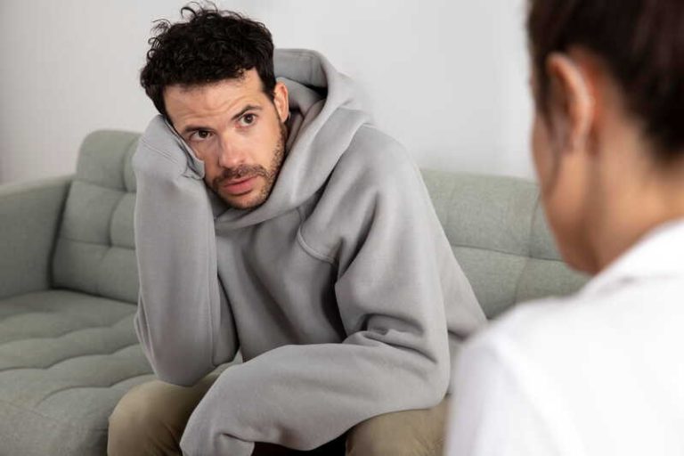 Un psychopathe qui écoute attentivement son amie, sans ressentir la moindre émotion.