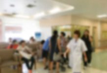 Conjonctivites en Normandie : une étrange “épidémie”… qui fait peur ! Une salle d’attente de médecin bondée de patients présentant des symptômes de conjonctivite.