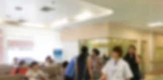 Conjonctivites en Normandie : une étrange “épidémie”… qui fait peur ! Une salle d’attente de médecin bondée de patients présentant des symptômes de conjonctivite.