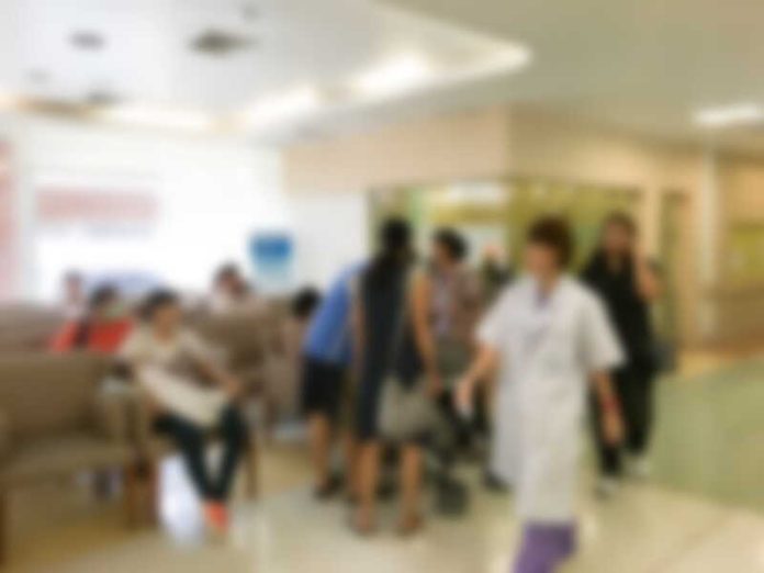 Conjonctivites en Normandie une étrange épidémie sans cause infectieuse Ma Santé Une salle d’attente de médecin bondée de patients présentant des symptômes de conjonctivite.