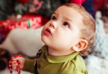 Quelle sera la couleur des cheveux de votre bébé ? Un petit garçon a les cheveux bruns, alors que ses parents ont une autre couleur de cheveux. Cette couleur peut d’ailleurs évoluer et changer lorsqu’il grandira.