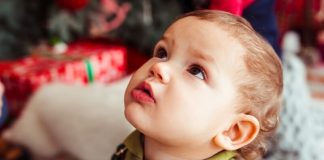 Quelle sera la couleur des cheveux de votre bébé ? Un petit garçon a les cheveux bruns, alors que ses parents ont une autre couleur de cheveux. Cette couleur peut d’ailleurs évoluer et changer lorsqu’il grandira.