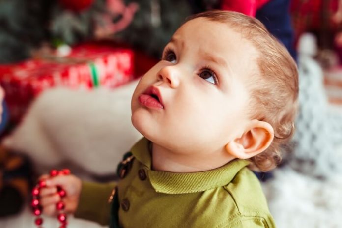 Couleur des cheveux bébé hérédité chromosomes gènes capillaire cheveux blonds cheveux bruns cheveux roux transmission patrimoine génétiquema sante Un petit garçon a les cheveux bruns, alors que ses parents ont une autre couleur de cheveux. Cette couleur peut d’ailleurs évoluer et changer lorsqu’il grandira.