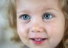 Couleur des yeux et hƩrƩditƩ : quelles sont les combinaisons possibles pour votre enfant ? Une petite fille qui a les yeux bleus.