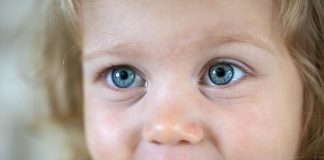 Couleur des yeux et hérédité : quelles sont les combinaisons possibles pour votre enfant ? Une petite fille qui a les yeux bleus.