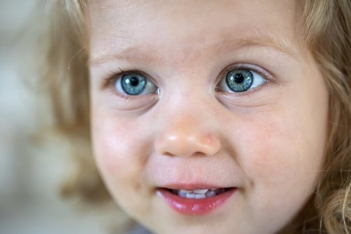 Couleur yeux bébé hérédité chromosomes gènes mélanine pigment yeux bleus yeux verts yeux marron transmission mutation génétique ma sante Une petite fille qui a les yeux bleus.