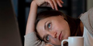 Covid long : la pandémie n’est pas finie pour tout le monde Une femme qui souffre des symptômes du Covid long.
