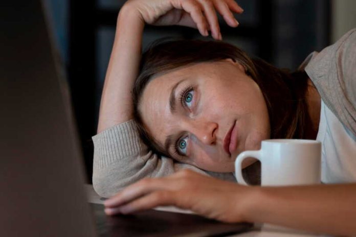 Covid long ces symptômes qui durent longtemps après le Covid 19 Ma Santé Une femme qui souffre des symptômes du Covid long.