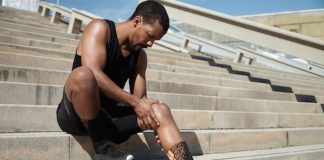 Douleurs dans la cuisse : et si c’était une déchirure des adducteurs ? Un homme interrompt sa course après avoir ressenti une douleur dans la jambe, suspectant une blessure aux adducteurs.