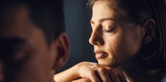 Une femme qui réalise qu’elle est devenue dépendante affectivement de son conjoint.