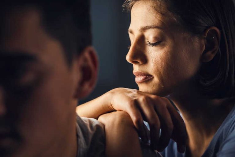 Une femme qui réalise qu’elle est devenue dépendante affectivement de son conjoint.