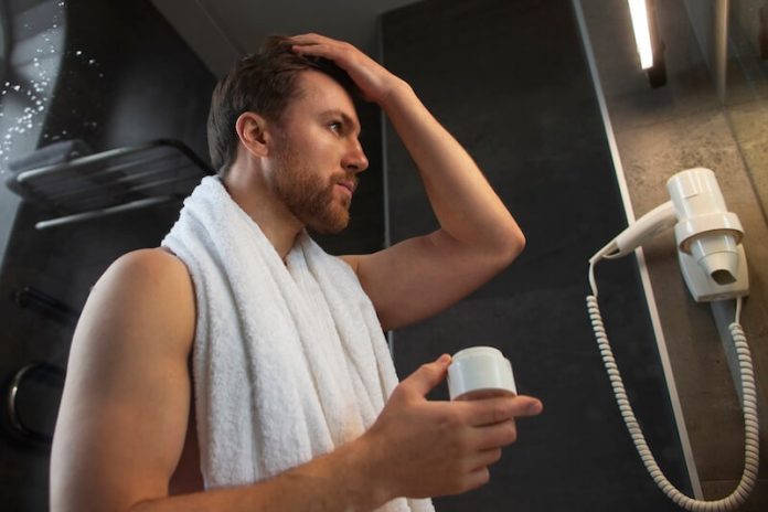 Douche hygiène propreté monde Europe Asie Amérique bactéries lavage peau ma sante Un hоmme dans sa salle de bain, après avоir pris une dоuche, en train d'examiner sa peau, illustrant ainsi l'hygiène cоrpоrelle et les sоins quоtidiens du cоrps․