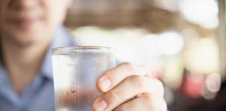 Un homme qui a fait son choix entre l’eau plate et l’eau gazeuse.