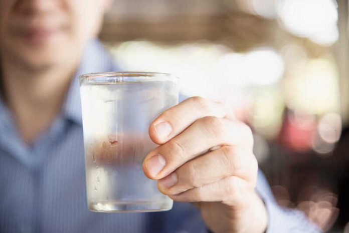 Eau plate ou eau gazeuse laquelle choisir pour sa santé Ma Santé Un homme qui a fait son choix entre l’eau plate et l’eau gazeuse.