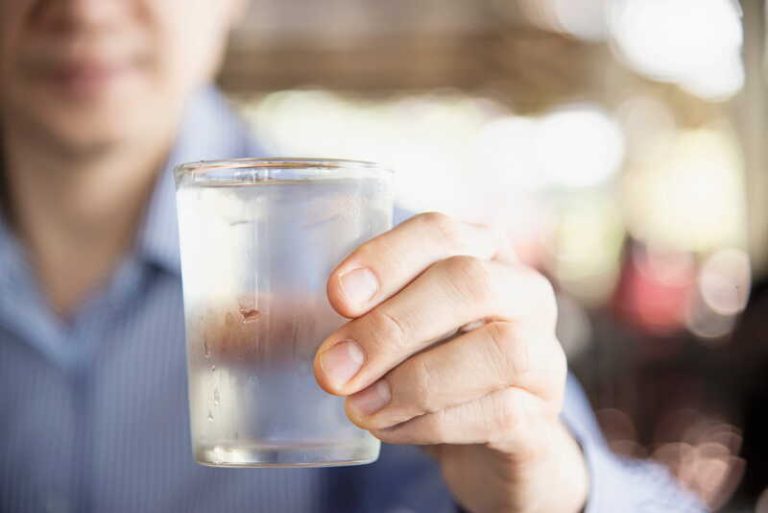 Un homme qui a fait son choix entre l’eau plate et l’eau gazeuse.