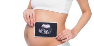 Échographies de grossesse : des rendez-vous clés ! Une femme enceinte après son échographie.