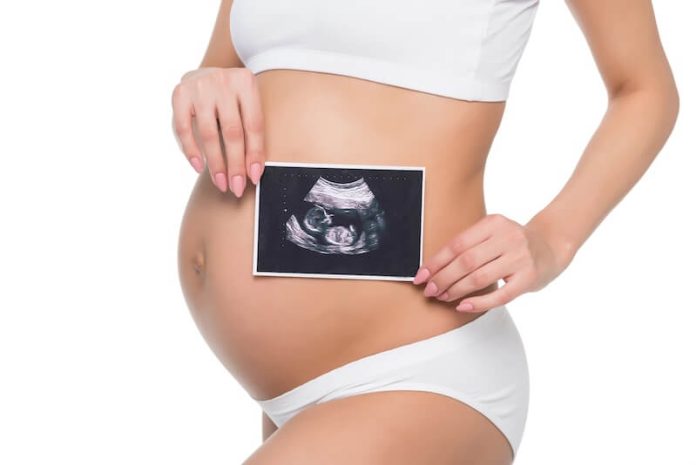Echographie femme enceinte grossesse preparation gyneco sage femme sexe bebe ma sante Une femme enceinte après son échographie.