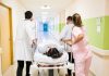 Épidémie de méningite en Angleterre : comment la bactérie s’est-elle diffusée ? Une équipe de soignants anglais accueille les victimes de l’épidémie de méningite en Angleterre.