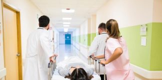 Épidémie de méningite en Angleterre : comment la bactérie s’est-elle diffusée ? Une équipe de soignants anglais accueille les victimes de l’épidémie de méningite en Angleterre.