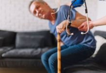 Immobilisation forcée : comment faire pour éviter les escarres ? Une personne âgée ayant perdu une partie de sa mobilité reçoit des soins infirmiers afin d’être repositionnée régulièrement pour prévenir l’apparition d’escarres.