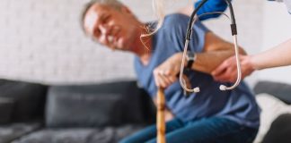 Immobilisation forcée : comment faire pour éviter les escarres ? Une personne âgée ayant perdu une partie de sa mobilité reçoit des soins infirmiers afin d’être repositionnée régulièrement pour prévenir l’apparition d’escarres.