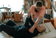 Rougeurs, douleur, plaie, nécrose : pourquoi faut-il utiliser un matelas anti-escarres ? Une personne âgée présentant une mobilité réduite et restant alitée utilise un matelas anti-escarres pour prévenir les lésions liées à l’immobilité.