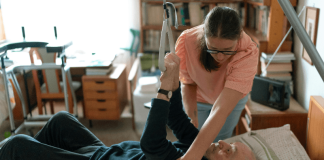Rougeurs, douleur, plaie, nécrose : pourquoi faut-il utiliser un matelas anti-escarres ? Une personne âgée présentant une mobilité réduite et restant alitée utilise un matelas anti-escarres pour prévenir les lésions liées à l’immobilité.