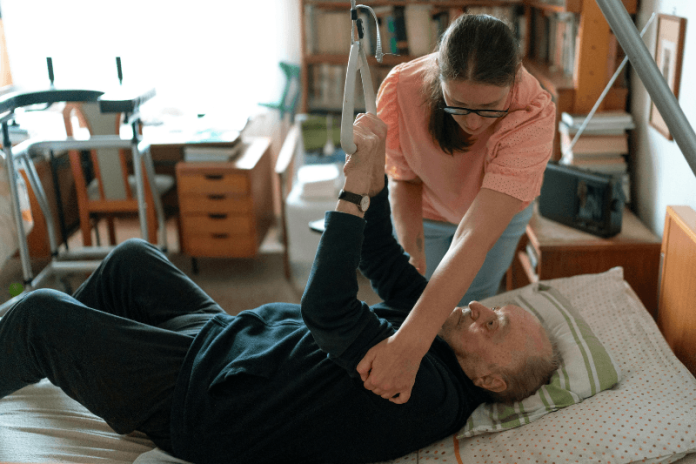 Escarre symptômes causes traitement ulcère immobilisation peau rougeur nécrose infection macération prévention matelas anti-escarres cicatrisation plaie circulation sanguine sang lit médicalisé ma sante Une personne âgée présentant une mobilité réduite et restant alitée utilise un matelas anti-escarres pour prévenir les lésions liées à l’immobilité.