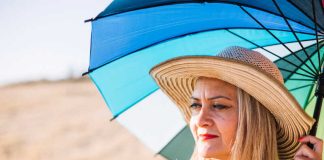 Et si éviter le soleil était aussi dangereux que fumer ? Une femme tentant de diminuer son exposition au soleil.