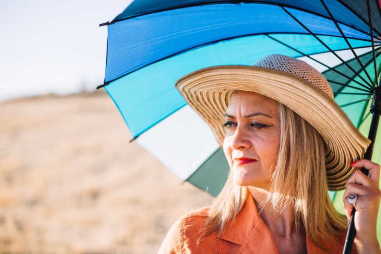 Une femme tentant de diminuer son exposition au soleil.