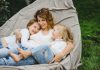 Faire des enfants fait-il vivre plus longtemps… ou vieillir plus vite ? Une mère entourée de ses deux enfants.