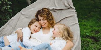 Faire des enfants fait-il vivre plus longtemps… ou vieillir plus vite ? Une mère entourée de ses deux enfants.