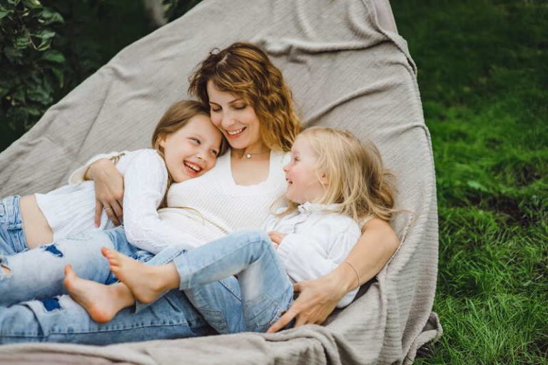 Une mère entourée de ses deux enfants.