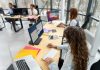 Fatigue mentale : pourquoi notre cerveau se fatigue plus vite dans un open space ? Une salariée qui peine à se concentrer en open space à cause du bruit.