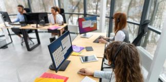 Fatigue mentale : pourquoi notre cerveau se fatigue plus vite dans un open space ? Une salariée qui peine à se concentrer en open space à cause du bruit.
