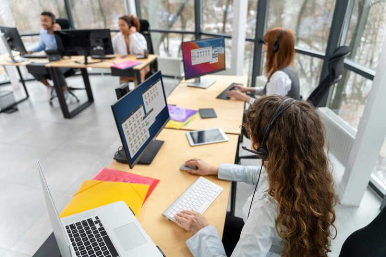 Une salariée qui peine à se concentrer en open space à cause du bruit.
