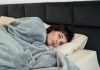 Fatigue persistante : et si un trouble du sommeil se cachait derrière vos nuits ? Une femme qui n’arrive pas à dormir et se demande si elle souffre d’un trouble du sommeil.