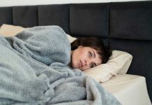 Fatigue persistante : et si un trouble du sommeil se cachait derrière vos nuits ? Une femme qui n’arrive pas à dormir et se demande si elle souffre d’un trouble du sommeil.